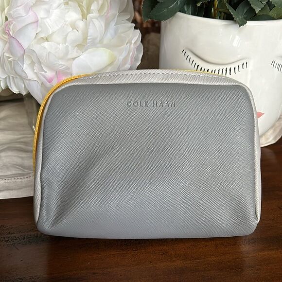 COLE HAAN  American Airlines Toiletry Cosmetic Bag 2 lip balm and 2 dental kit - Picture 2 of 10